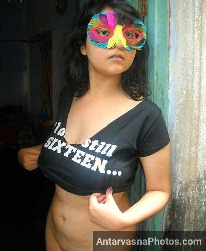 Savita bhabhi ne apni t-shirt uthana chalu kiya