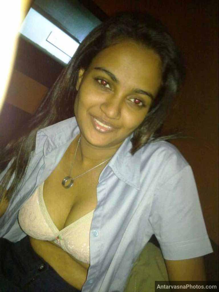 Desi girlfriend ke boobs bra me - Hot Indian sex photo