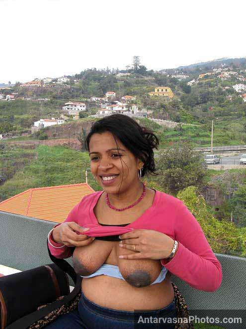 Outdoor Indian sex photo me pregnant bhabhi ji ne apne boobs khole