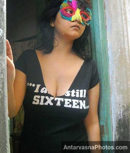 Sexy Savita bhabhi ne apne boobs ke bade cleavage dikhaye