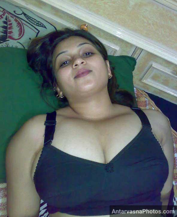 Big Indian boobs aur bada desi cleavage Unnati aunty ka