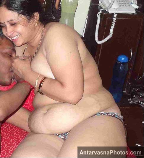 Nude Indian bhabhi ke boobs chuse Anant ne