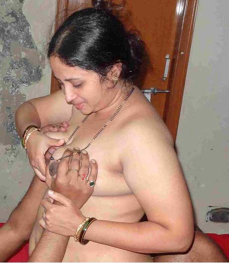Ab Anant ne is nude Indian bhabhi ke boobs apne hath me pakad ke daba diya