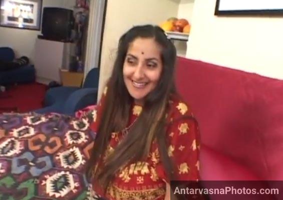 Hot Indian aunty ne apne boobs ka show diya