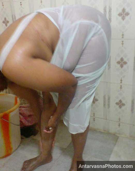 Bathroom sex pics of nude Indian aunty