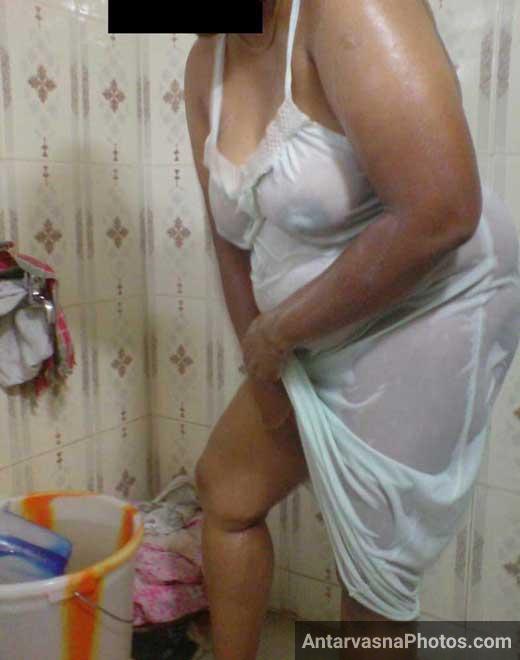 Nude Indian aunty apni chut me sabun laga rahi hai