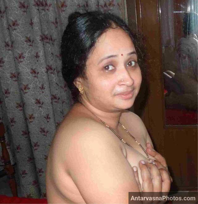 Nude Indian bhabhi ke laddoo dabaye