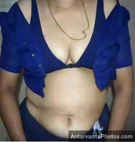 Hot Indian aunty apne blouse ke button khol ke khadi ho gai