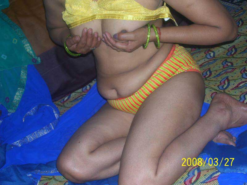Aunty apne boobs ke sath khel rahi hai - Desi sex pics