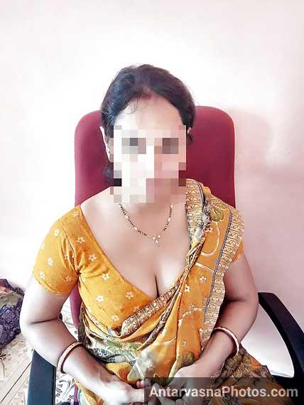 Desi bhabhi apne boobs kholne ko ready hui webcam sex me