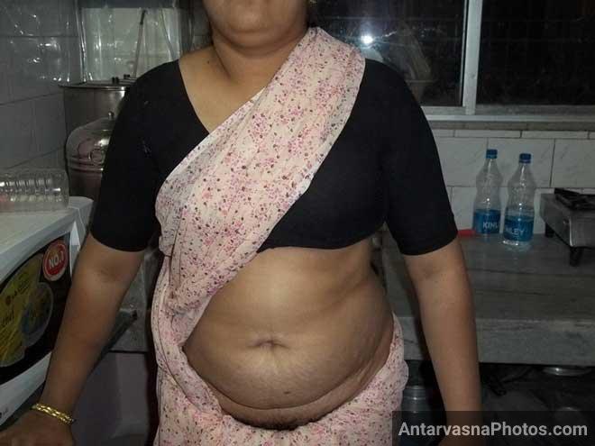 Meri hot Indian mom saree me apne badan ko dikha rahi hai