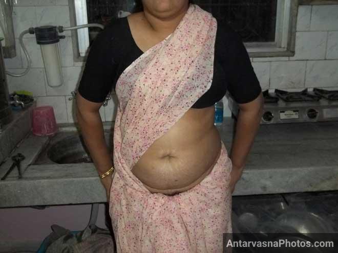 Indian mom ke bade boobs saree me chipe hue hai