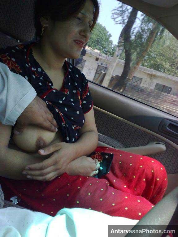 Horny Indian aunty ke busty boobs car me khole