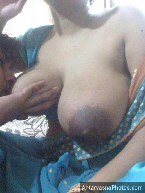 Sexy aunty boobs chusa rahi hai apne lover ko