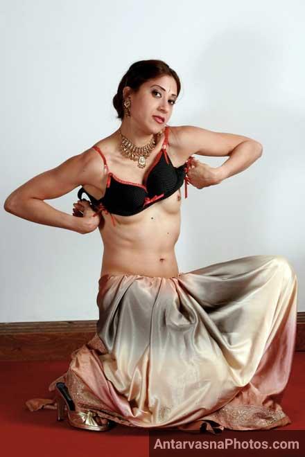 Hot Indian Model Ne Apne Boobs Khole Desi Sex Pics