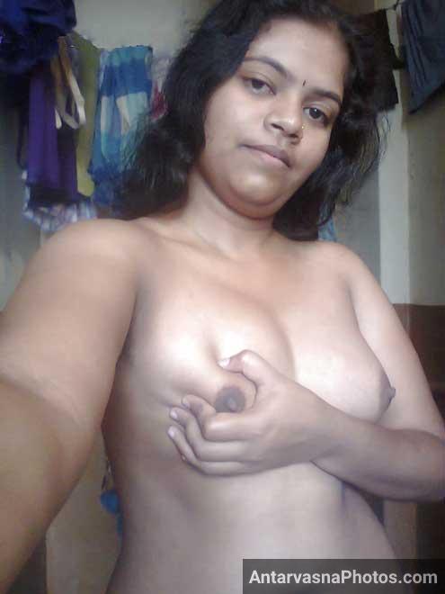 Mallu ladki apne bade boobs ke sath khel rahi hai - Indian sex pics