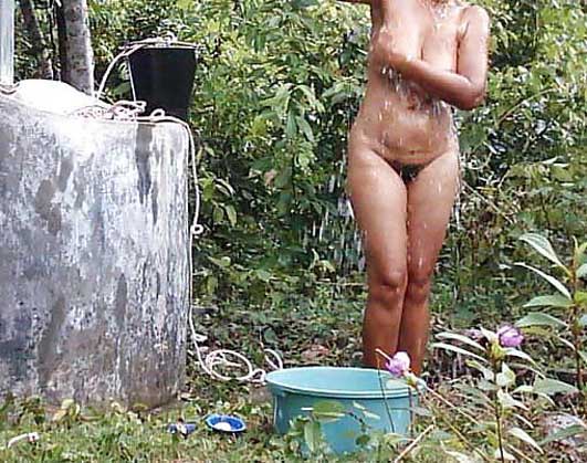 Nude bhabhi outdoor bath le rahi hai apni hairy chut dikhate hue
