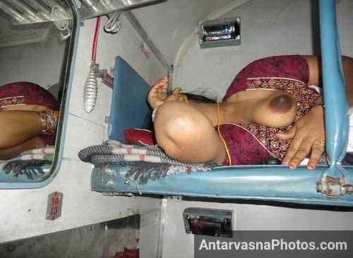 Train ke andar south Indian bhabhi ne boobs khole