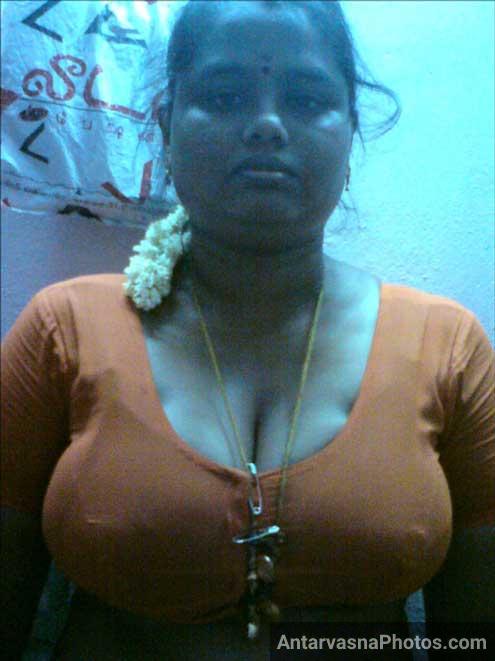 Kamwali ne saree aur blouse me apne bade desi boobs dikhaye - desi blouse photos