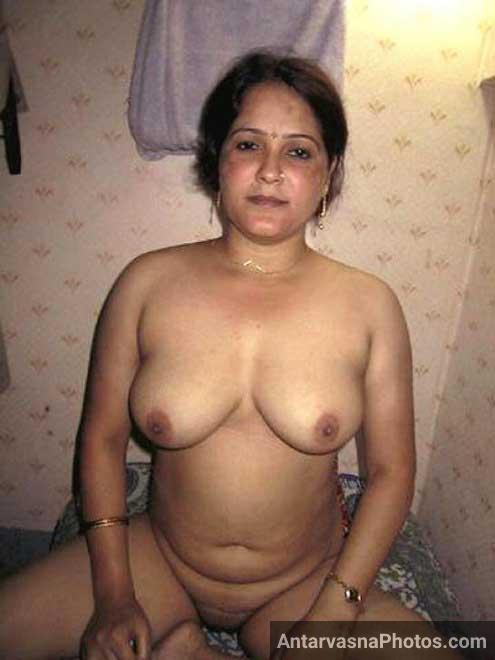 Hot Indian aunty boobs dikha rahi hai