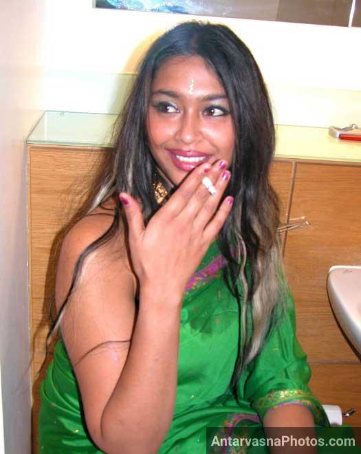 Saree wali hot bhabhi hotel me gai client ke sath