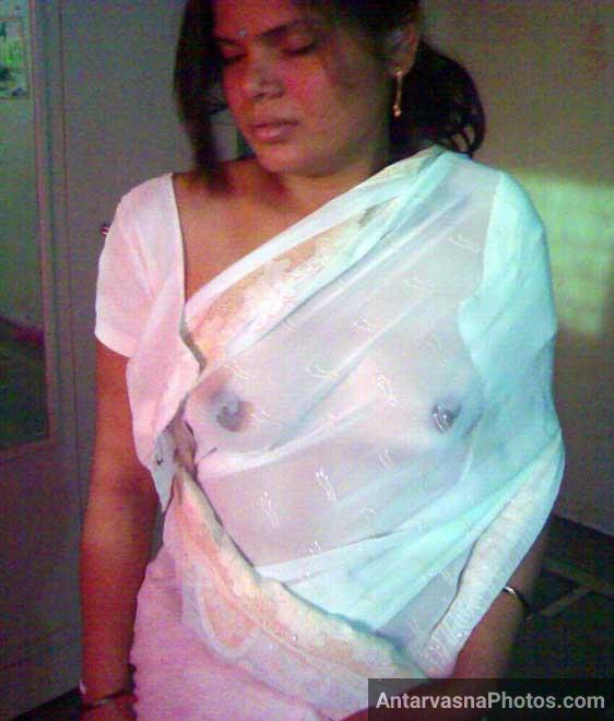 Safed saree me aunty ke black desi nipples