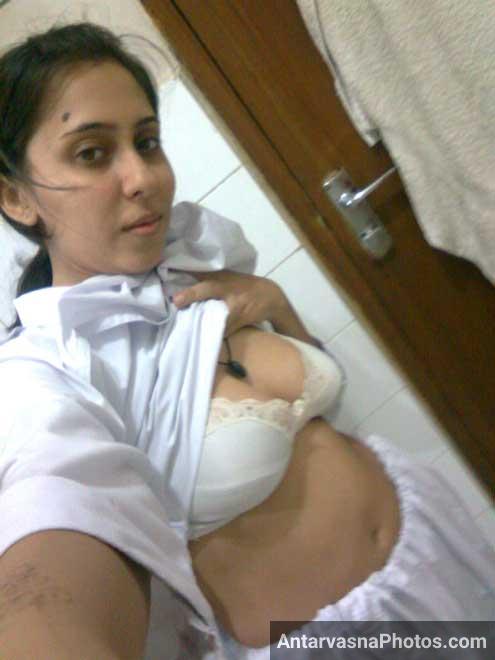Indian nurse ne apne shirt ko upar kar ke bra dikhai