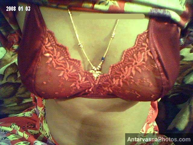 Red saree me marwadi bhabhi ne apne boobs dikhaye