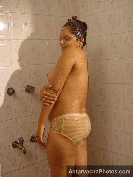 Big gaand wali Lucknow bhabhi ke nude bathroom photos