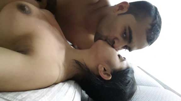 Dewar bhabhi ki sexy kiss ka photo