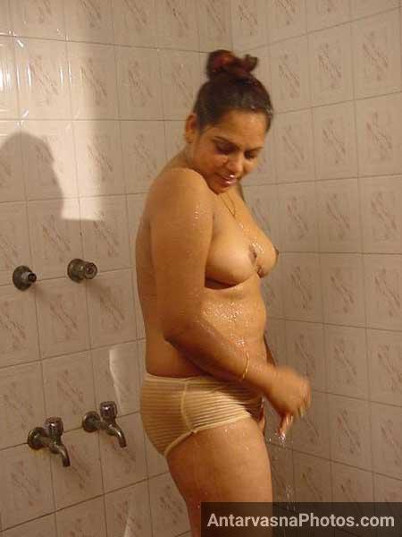 Bathroom me nude nahati hui sexy bhabhi ke pics