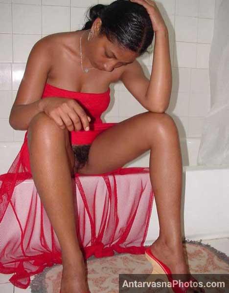 Sexy Keral ladki bathroom me apni chut ko khol ke let gai
