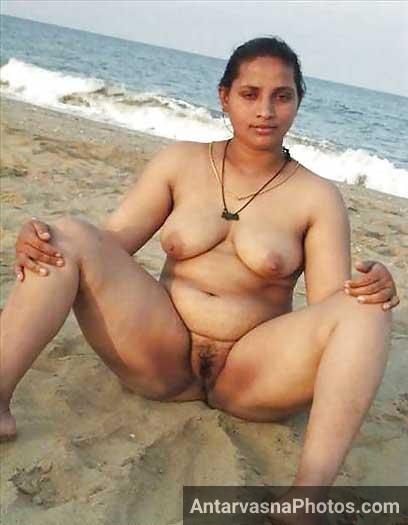 Beach par apna desi bhosda khola - Nude Indian aunty ke pics