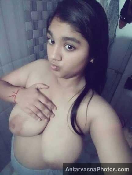 Horny Mumbai Girl Ke Big Tits Ki Selfies Jo Usne Whatsapp Par Bheji Thi