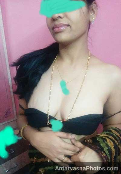 Lover Manu ke lie bhabhi ne apne kapde khole - Bhabhi striptease pics