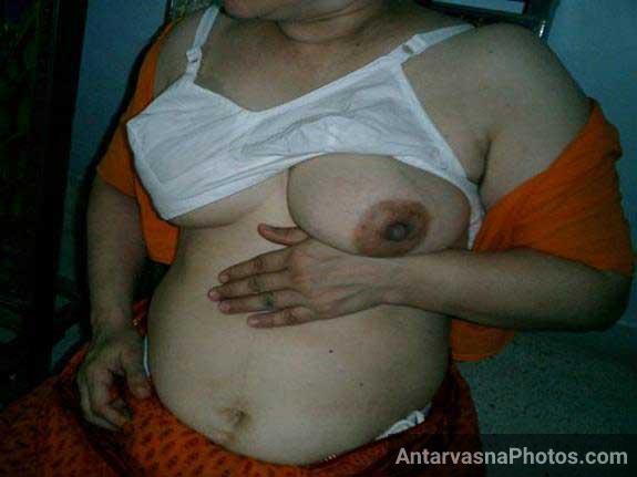 Indian boobs dikha ke aunty hot kar rahi he