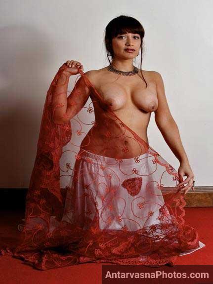 Nude pics me Indian boobs dikha rahi he