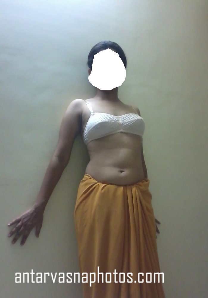 [Image: Sexy-bhabhi-Sandhya-kamuk-pose-deti-hui.jpg]