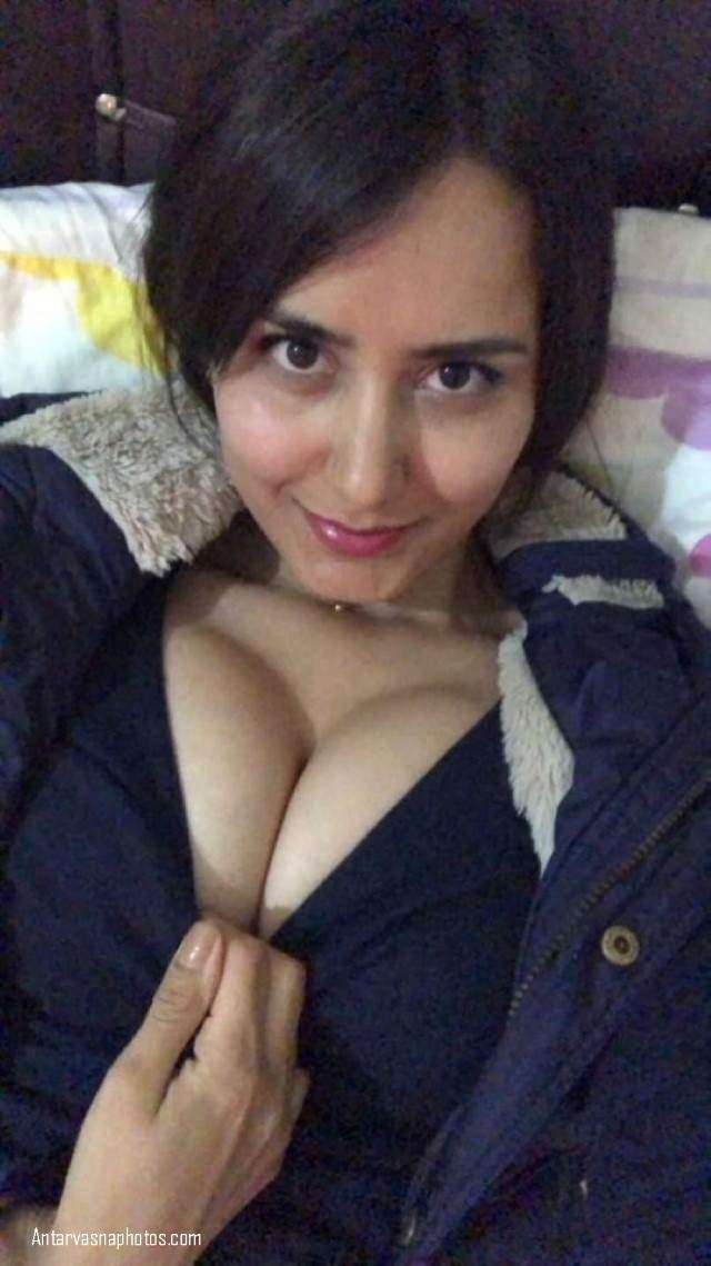 sexy arab girl boobs ki jhalak dikha rahi hai