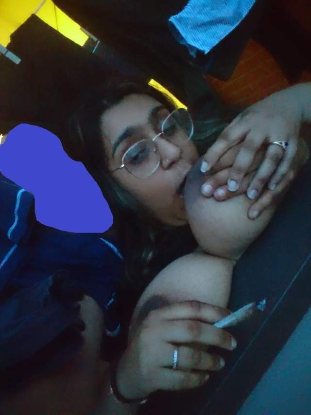 aunty big indian boobs pics lick kar le rahi hai