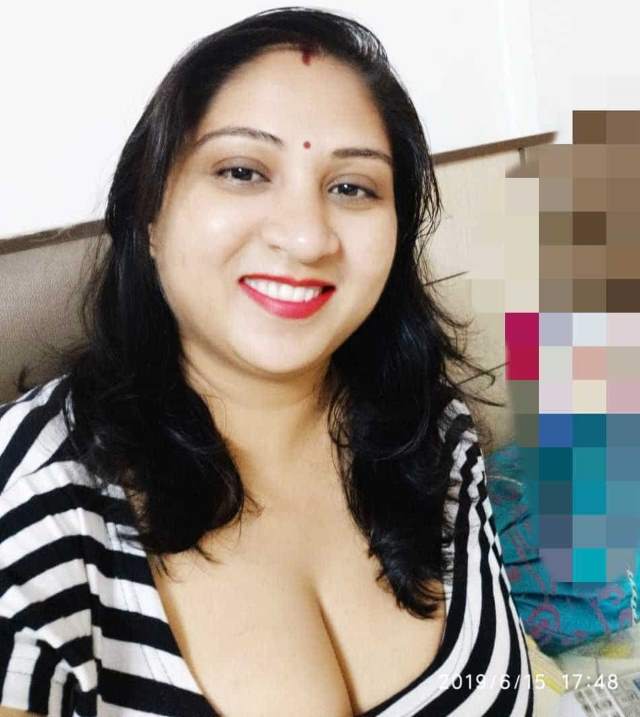 happy mood me bhabhi ki hot big cleavage