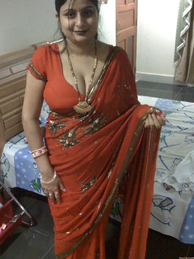 saree me sexy indian aunty big cleavage.