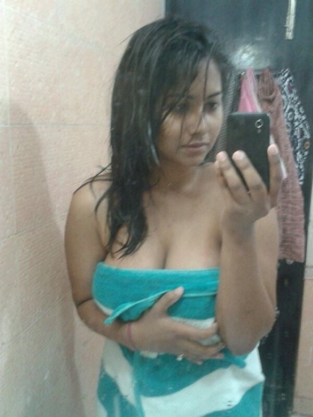 Big boobs wali desi girl ke sexy nude selfies