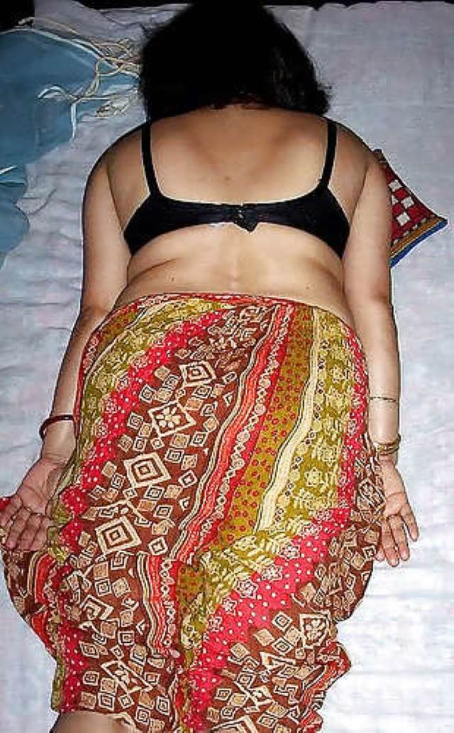 chudai ke liye taiyar sexy indian bhabhi bed me