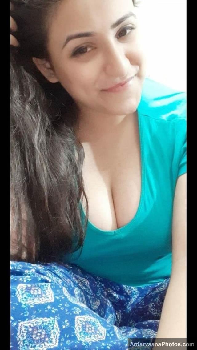 hot babe apna cleavage dikhati hui selfie leti