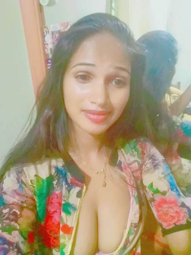 hot cleavage dikha selfie leti desi bitch