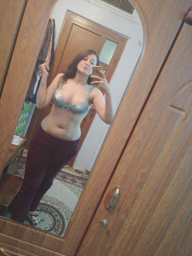 sexy indian bhabhi apni figure check karti hai mirror me