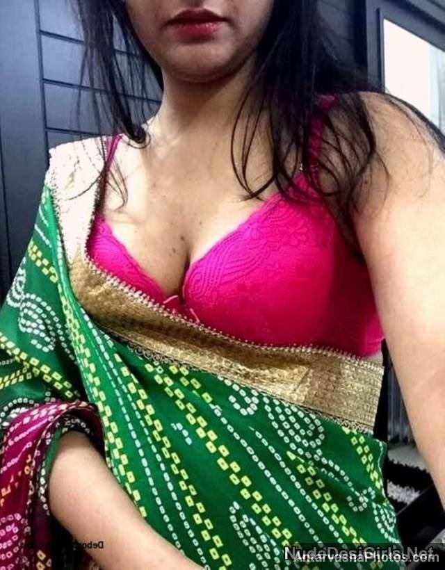 sizzling hot indian aunty pic in pink bra and saree