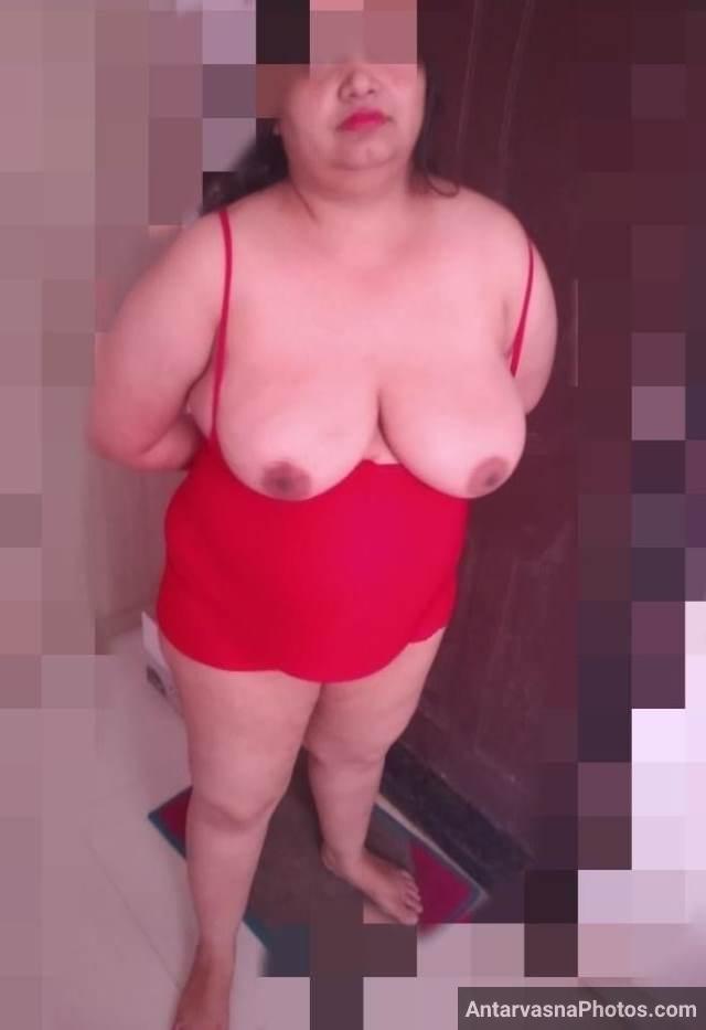 red nighty me apni huge boobs dikhati aunty