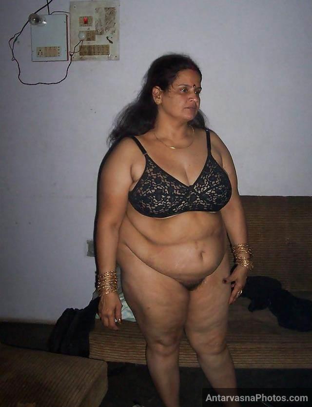 sexy bhabhi ke jhaanton wali chut aur black bra me boobs